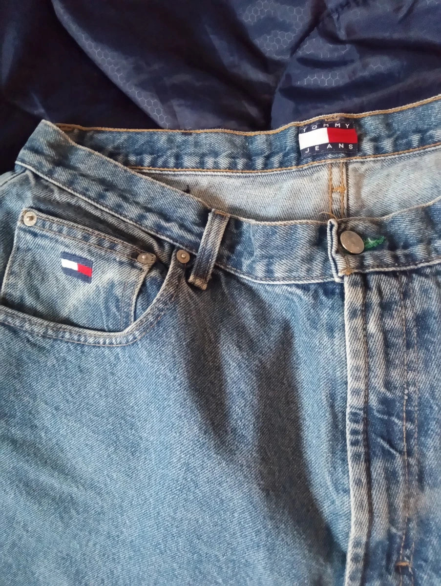 Tommy Hilfiger jeans men's 38/32 Tommy Jeans logo patch lighter wash loose fit 90's vintage Tommy Jeans